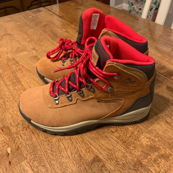NWOT Columbia Waterproof Hiking Boots. - Picture 1 of 6